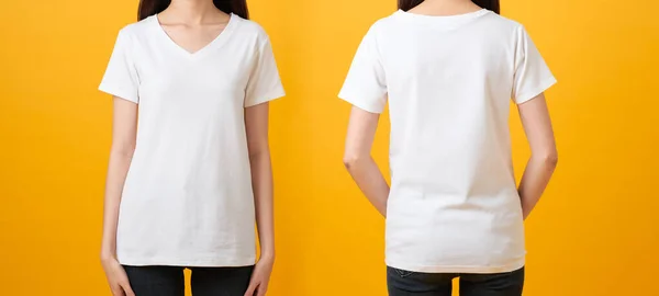 穿着空白白色T恤衫的年轻女子 背景是黄色的 前景色和背景色都是模仿设计图案的印刷品 — 图库照片