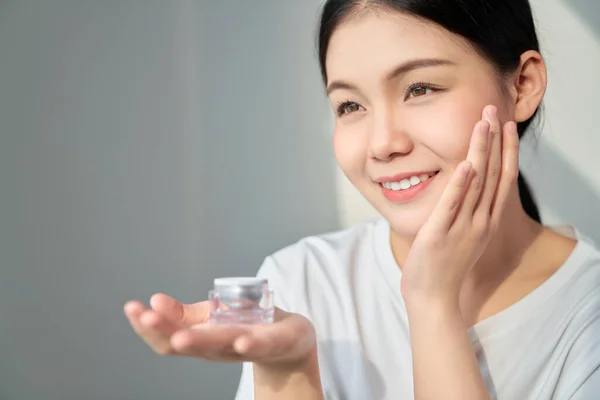 Sorria Beleza Pele Mulher Asiática Mão Segurando Uma Garrafa Creme — Fotografia de Stock