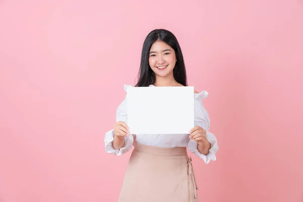 Mujer Asiática Joven Sosteniendo Papel Blanco Con Cara Sonriente Mirando — Foto de Stock