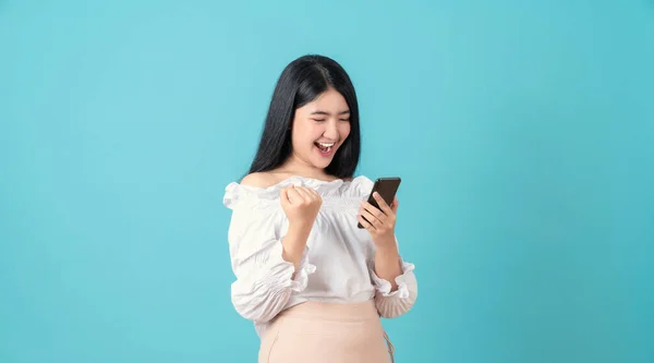 Jong Glimlachen Aziatische Vrouw Holding Smart Phone Met Vuist Hand — Stockfoto