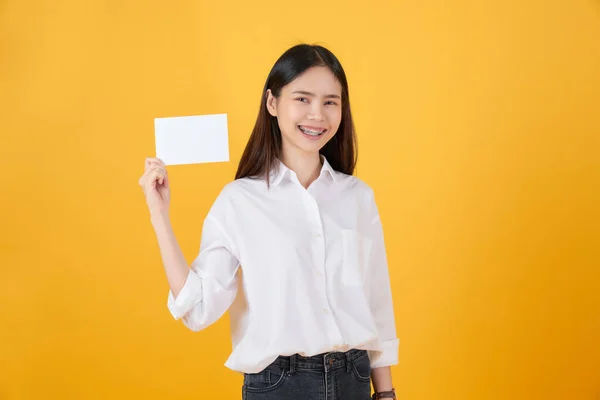 Mujer Asiática Joven Sosteniendo Papel Blanco Con Cara Sonriente Mirando — Foto de Stock