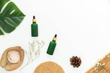 Şişe kremi, güzellik ürünleri markasının maketi. Beyaz arkaplanda üst görünüm.