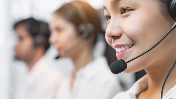 Consultora Asiática Sonriente Que Usa Auriculares Micrófono Del Operador Telefonía — Foto de Stock