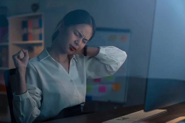 Asiatico Affari Donna Avere Collo Dolore Perché Utilizzando Computer Lavorando — Foto Stock