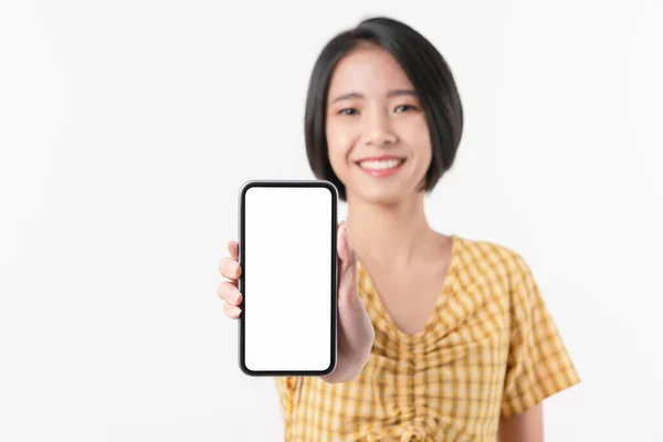 Vrolijke Mooie Aziatische Vrouw Met Smartphone Witte Achtergrond Neem Scherm — Stockfoto