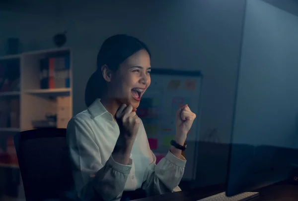 Happy Vzrušený Asijské Obchod Žena Slaví Úspěch Pracuje Počítači Noci — Stock fotografie