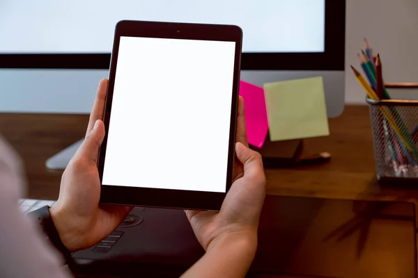 Mulher Segurando Tablet Digital Maquete Tela Branco Computador Escritório Mesa — Fotografia de Stock