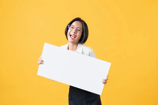 Młoda Azjatka Trzymająca Pusty Papier Uśmiechniętą Twarzą Patrząca Pomarańczowe Tło — Zdjęcie stockowe