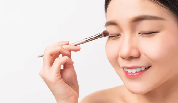 Beleza Tiro Mulher Asiática Sorridente Com Mão Segurando Maquiagem Escova — Fotografia de Stock