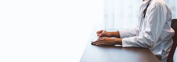 Close Médico Sentado Mãos Mesa Escrever Uma Prescrição Cuidados Saúde — Fotografia de Stock