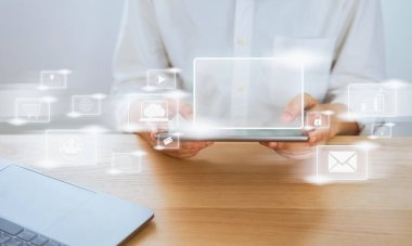 Teknoloji teknolojisi, internet ve ağ kurma, iş adamı el ele tutuşması, dijital ekranda medya simgesi olan tablet. Reklamcılıkta ekran
