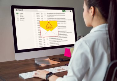 Siber suç kavramı, bilgisayar kullanan iş kadını ve e-posta ile gelen kötü amaçlı yazılım ekranını göster, banka hesaplarından ve kişisel verilerden şifreyi hackle.