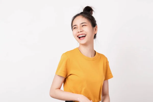 Sarı Gömlekli Neşeli Güzel Asyalı Kadın Beyaz Arka Planda Duruyor — Stok fotoğraf