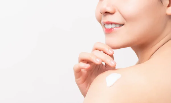 Close Sorridente Mulher Asiática Mão Segurando Aplicando Hidratante Ombro Loção — Fotografia de Stock