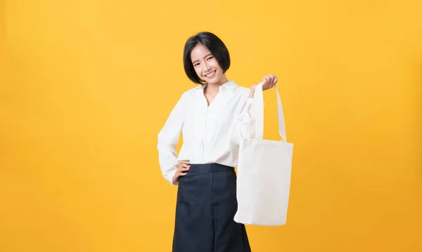 Mujer Asiática Sonriente Soporte Casual Camiseta Blanca Tela Lona Bolsa — Foto de Stock