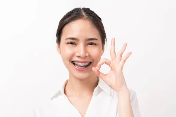 Портрет Щасливо Азіатська Жінка Показує Знак Фігурки Посміхаючись Відьма Дивлячись — стокове фото