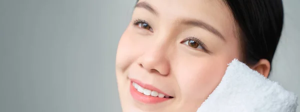 笑顔の美人撮影アジアの女性は顔に触れるために白いタオルを使用します — ストック写真