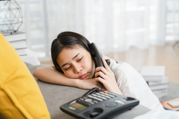 Moe Aziatische Vrouw Gebruik Telefoon Slaperig Wijten Aan Het Werk — Stockfoto