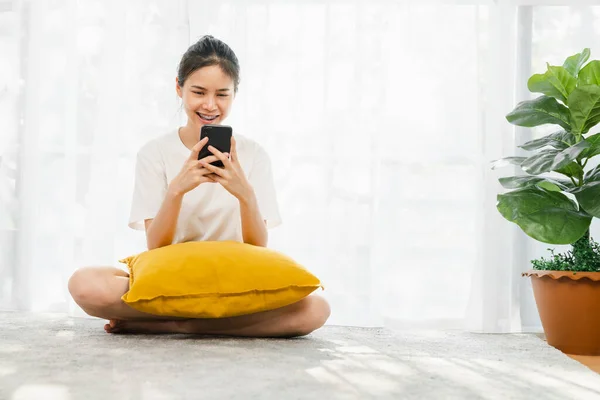 Mulher Asiática Bonita Alegre Segurando Smartphone Usando Mídias Sociais Line — Fotografia de Stock