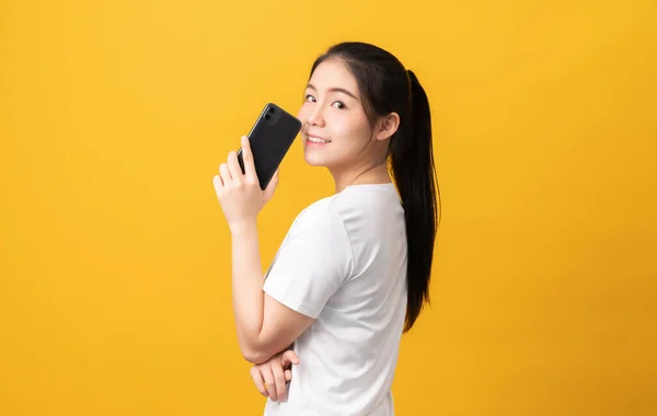 Vrolijke Mooie Aziatische Vrouw Met Smartphone Het Typen Van Bericht — Stockfoto