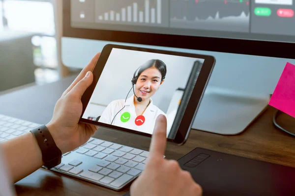 Zakenvrouw Maakt Videogesprek Naar Klantenservice Online — Stockfoto