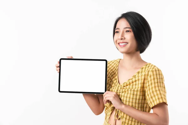 Vrolijke Mooie Aziatische Vrouw Houden Blanco Scherm Tablet Licht Oranje — Stockfoto