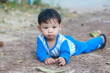 Şirin neşeli çocuklar oynarken