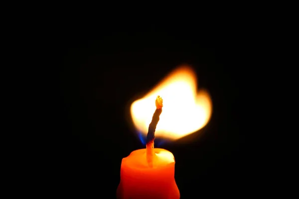 Svíčka plamen černé pozadí . — Stock fotografie