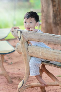 Bir sabah özgürlükle banktaoturuyor şirin bebek.
