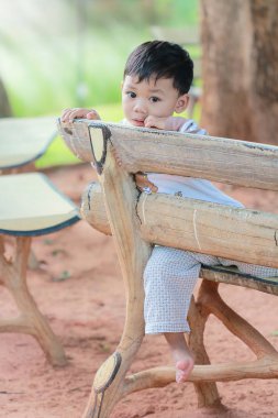 Bir sabah özgürlükle banktaoturuyor şirin bebek.