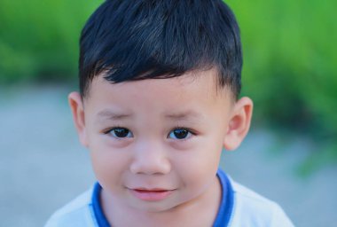 Sevimli bir gülümseme ile portre yüz genç çocuk .