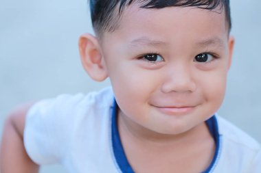 Sevimli bir gülümseme ile portre yüz genç çocuk .