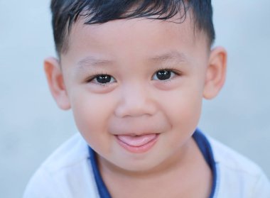 Sevimli bir gülümseme ile portre yüz genç çocuk .