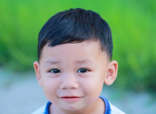 Nahaufnahme Gesicht Kleiner Junge Mit Einem Süßen Lächeln — Stockfoto