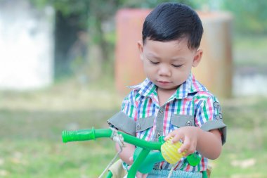 Açık havada oynayan güzel çocuk.