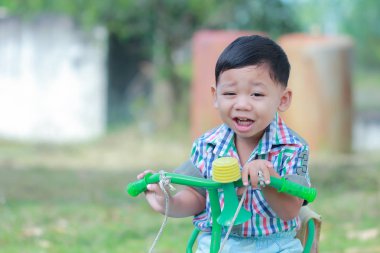 Açık havada oynayan güzel çocuk.