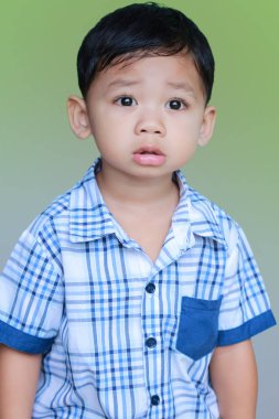 Öncesinde bakan çocuk ayakta gözler.