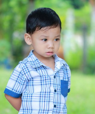 Öncesinde bakan çocuk ayakta gözler.