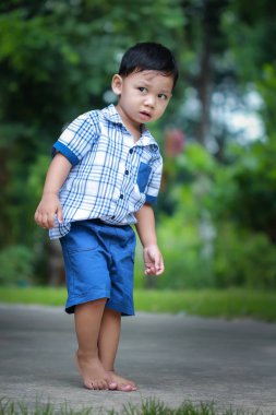 Öncesinde bakan çocuk ayakta gözler.