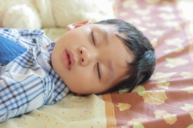 yatağında uyuyan çocuk.