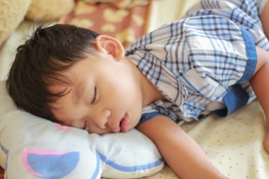 yatağında uyuyan çocuk.