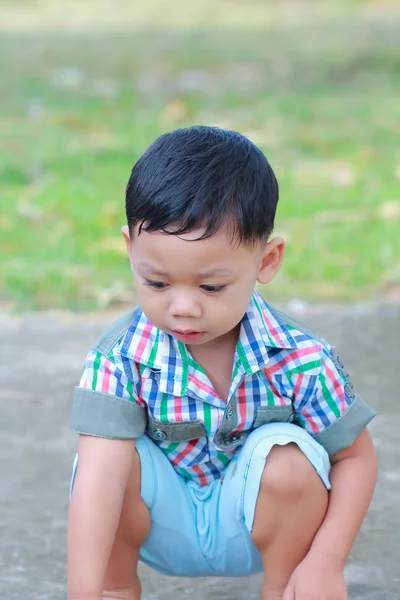 Niño Encantador Jugando Aire Libre Mañana Con Libertad — Foto de Stock