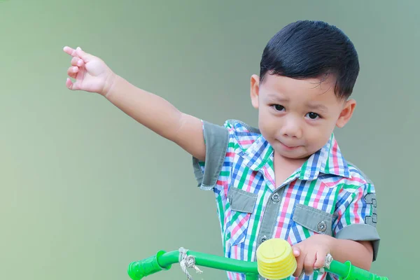 Веселый Ребенок Играющий Свежем Воздухе Утрам Свободой — стоковое фото