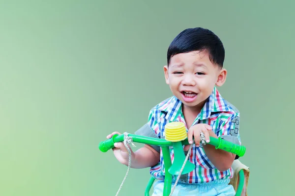 Bello Bambino Che Gioca All Aperto Mattino Con Libertà — Foto Stock