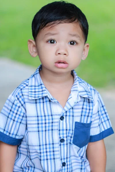 Niño Pie Ojos Mirando Hacia Adelante — Foto de Stock