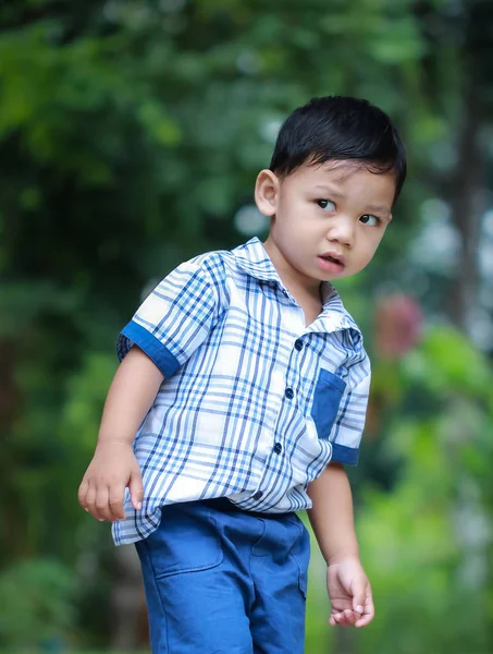 El niño de pie ojos mirando hacia adelante . — Foto de Stock