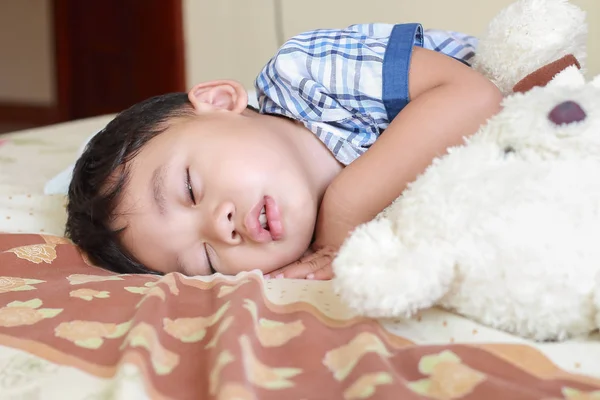 Menino Dormindo Sua Cama — Fotografia de Stock