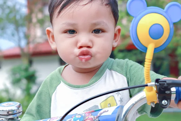 Bello Bambino Che Gioca All Aperto Mattino Con Libertà — Foto Stock