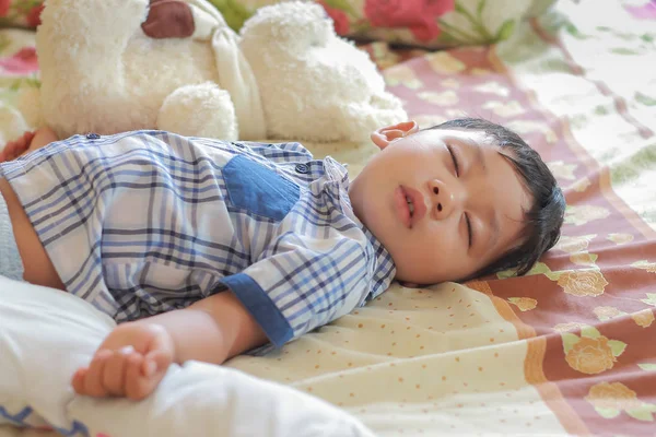 Menino Dormindo Sua Cama — Fotografia de Stock