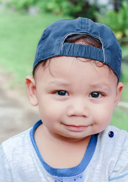 Niño Encantador Jugando Aire Libre Mañana Con Libertad — Foto de Stock